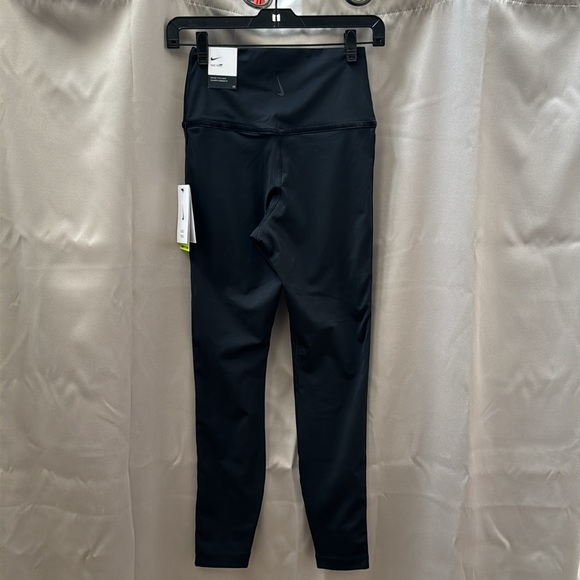 Nike - Picture 2 of 4